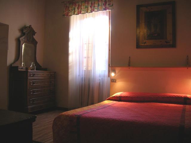 Bed and Breakfast Le Camelie à Brissago-Valtravaglia Chambre photo